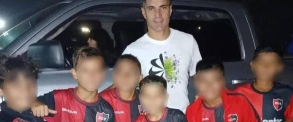 La imagen de la polémica, los niños junto a Ignacio Malcorra, figura de Rosario Central La imagen de la polémica, los niños junto a Ignacio Malcorra, figura de Rosario Central