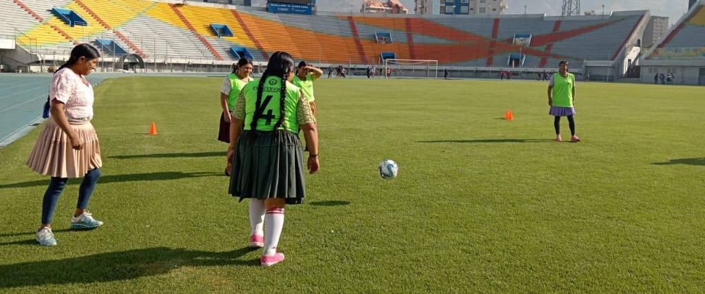 Mujeres entrenan para el Segundo Campeonato de fútbol de mujeres originarias de pollera Mujeres entrenan para el Segundo Campeonato de fútbol de mujeres originarias de pollera