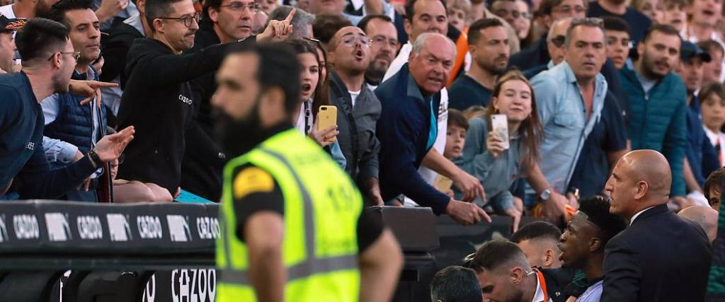 Valencia tomará acciones contra los hinchas que insultaron a Vinicius Júnior en el estadio de Mestalla. Valencia tomará acciones contra los hinchas que insultaron a Vinicius Júnior en el estadio de Mestalla.