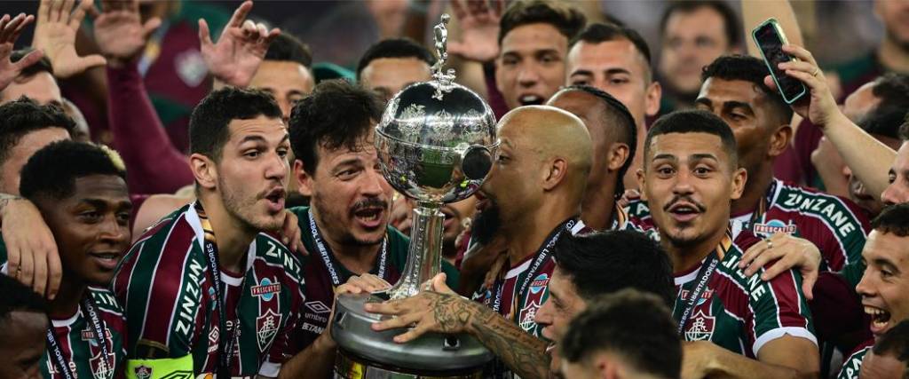 Los jugadores y el entrenador Fernando Diniz levantaron el trofeo de campeón de la Copa Libertadores. Los jugadores y el entrenador Fernando Diniz levantaron el trofeo de campeón de la Copa Libertadores.