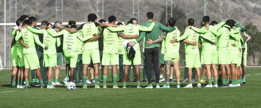 La selección nacional trabajará hasta el domingo en La Paz y tendrá un entrenamiento en Santa Cruz. La selección nacional trabajará hasta el domingo en La Paz y tendrá un entrenamiento en Santa Cruz.