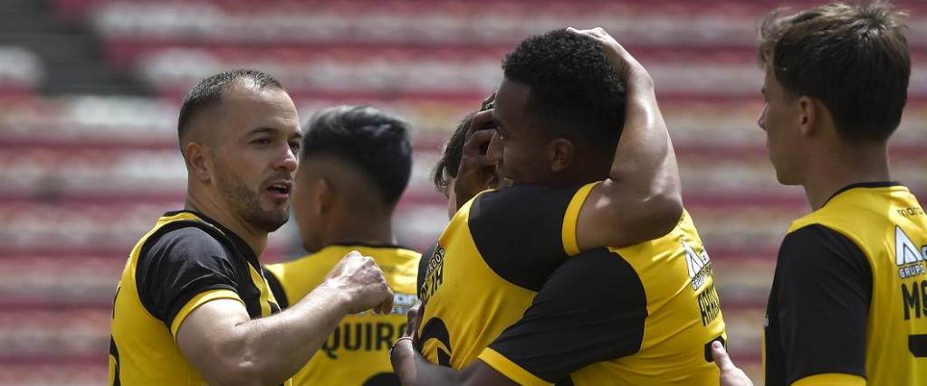 Los jugadores del Tigre decidieron volver a entrenar tras llegar a un acuerdo con la dirigencia aurinegra. Los jugadores del Tigre decidieron volver a entrenar tras llegar a un acuerdo con la dirigencia aurinegra.