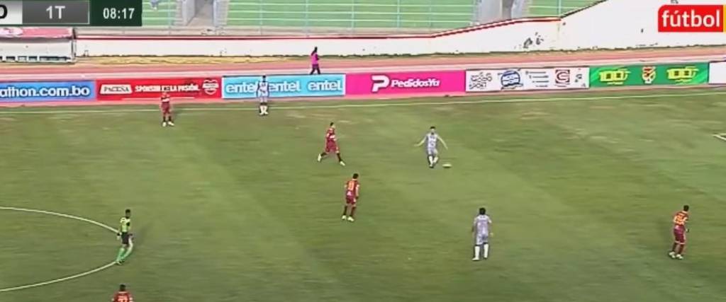 El defensor Emerson Velásquez anotó el 1-0 a favor de Totora Real Oruro con un autogol. El defensor Emerson Velásquez anotó el 1-0 a favor de Totora Real Oruro con un autogol.