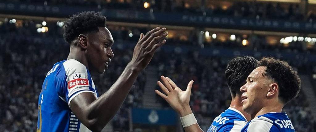 El español Samu Omorodion marcó dos goles en la victoria del Porto en condición de local ante Vitória. El español Samu Omorodion marcó dos goles en la victoria del Porto en condición de local ante Vitória.