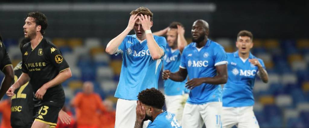 El equipo napolitano no pudo lograr un triunfo de local y perdió el liderato de la Liga de Italia. El equipo napolitano no pudo lograr un triunfo de local y perdió el liderato de la Liga de Italia.