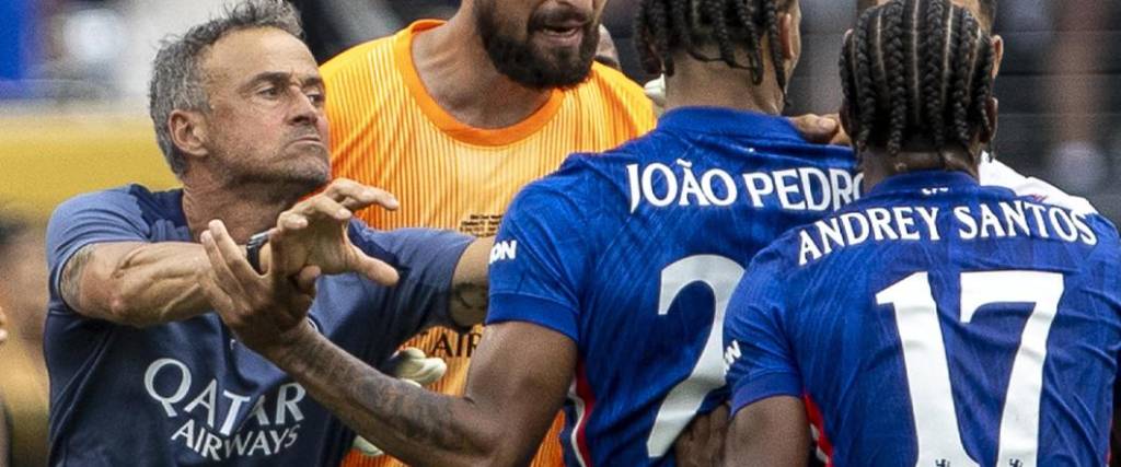 El técnico del PSG agredió al delantero brasileño del Chelsea tras el final del partido en el estadio MetLife. El técnico del PSG agredió al delantero brasileño del Chelsea tras el final del partido en el estadio MetLife.