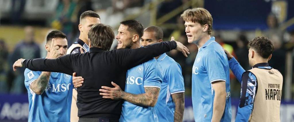 El equipo napolitano empató 0-0 con Parma y quedó a un paso de volver a ser campeón del fútbol italiano. El equipo napolitano empató 0-0 con Parma y quedó a un paso de volver a ser campeón del fútbol italiano.