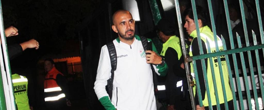 El delantero argentino llegó a un acuerdo con Oriente Petrolero para levantar sanción FIFA al club refinero. El delantero argentino llegó a un acuerdo con Oriente Petrolero para levantar sanción FIFA al club refinero.