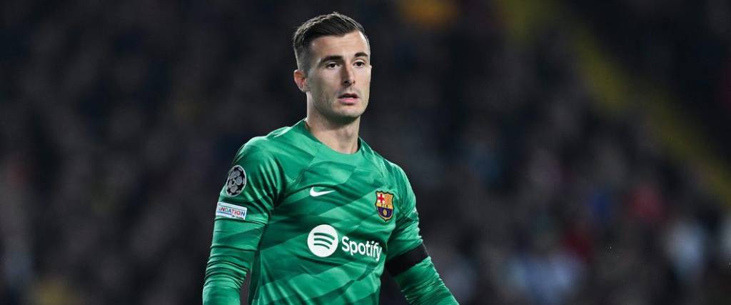 El portero español renovó su contrato con el Barcelona, pero jugará cedido esta temporada en el Elche. El portero español renovó su contrato con el Barcelona, pero jugará cedido esta temporada en el Elche.