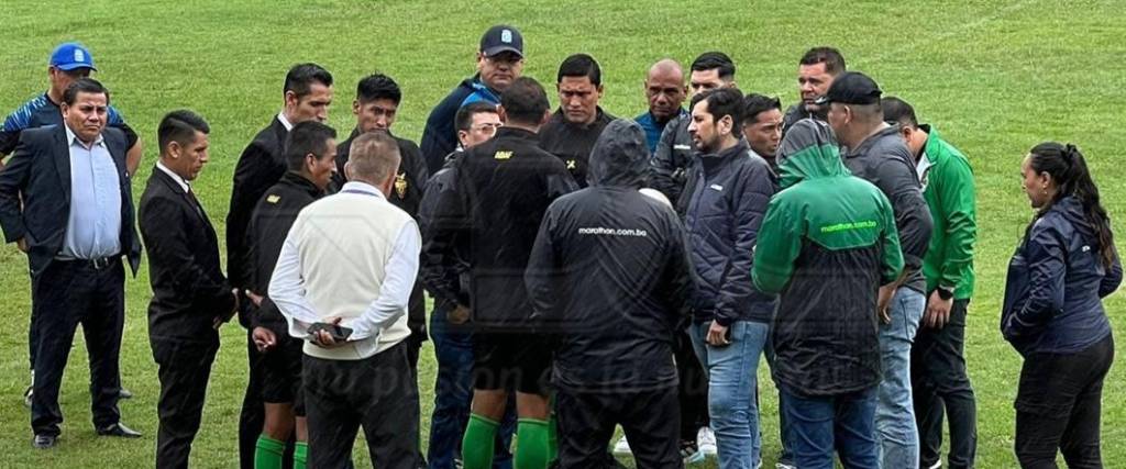 Tras la última inspección a la cancha del estadio Real Santa Cruz, se decidió cambiar de escenario deportivo. Tras la última inspección a la cancha del estadio Real Santa Cruz, se decidió cambiar de escenario deportivo.