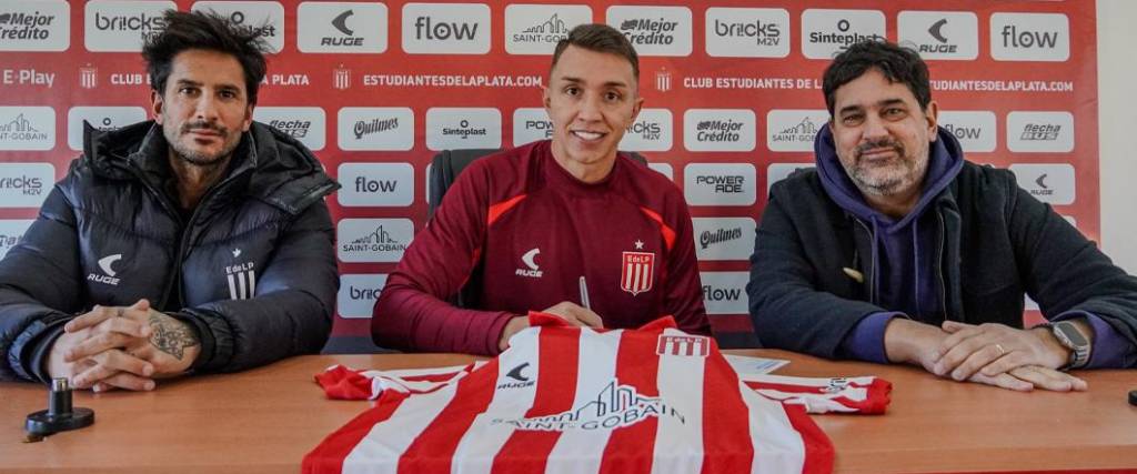 El portero uruguayo firmó contrato como nuevo jugador de Estudiantes de La Plata en Argentina. El portero uruguayo firmó contrato como nuevo jugador de Estudiantes de La Plata en Argentina.