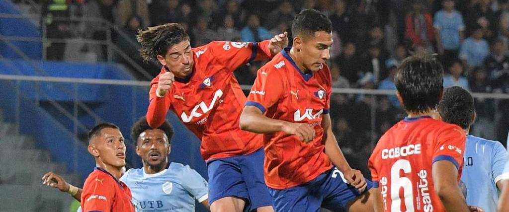 El duelo entre aviadores y celestes terminó empatado 1-1 en el estadio Félix Capriles de Cochabamba. El duelo entre aviadores y celestes terminó empatado 1-1 en el estadio Félix Capriles de Cochabamba.