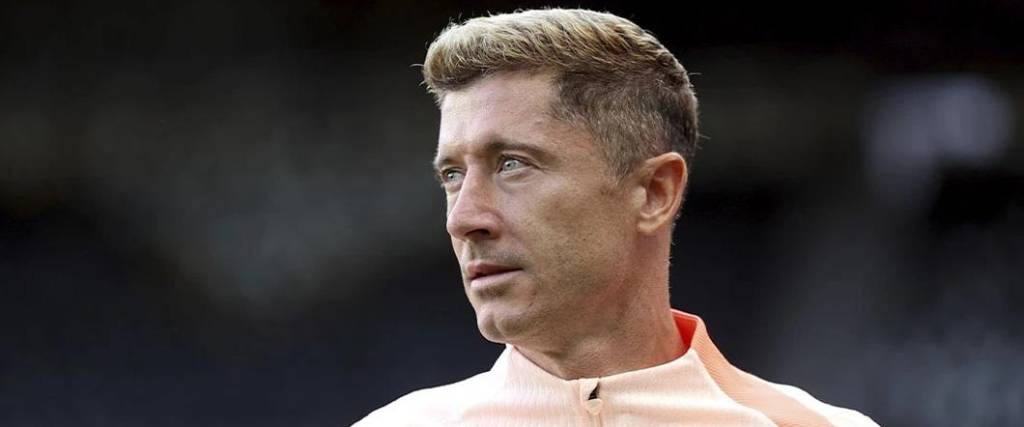 El delantero polaco se perderá el clásico español ante Real Madrid por una lesión muscular. El delantero polaco se perderá el clásico español ante Real Madrid por una lesión muscular.