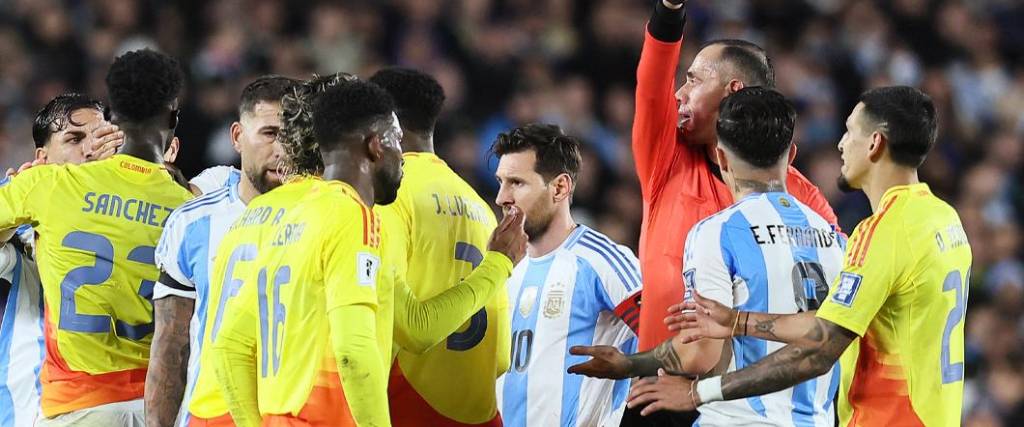 Enzo Fernández terminó expulsado por una dura infracción sobre un rival colombiano. Enzo Fernández terminó expulsado por una dura infracción sobre un rival colombiano.