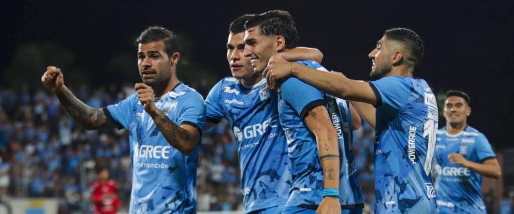 Villarroel y Posse marcaron los goles para la victoria de la academia cruceña en la ‘Caldera’ de Montero. Villarroel y Posse marcaron los goles para la victoria de la academia cruceña en la ‘Caldera’ de Montero.