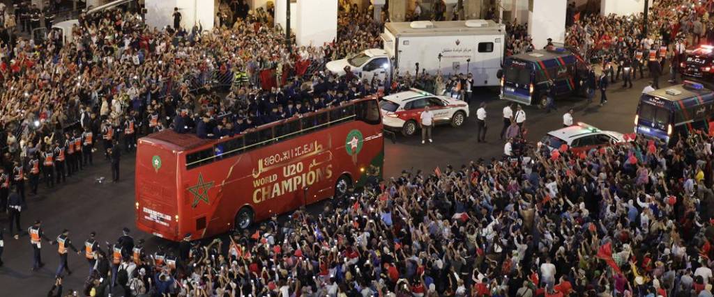 Los jugadores de la selección de Marruecos sub-20 fueron recibidos por una gran cantidad de hinchas. Los jugadores de la selección de Marruecos sub-20 fueron recibidos por una gran cantidad de hinchas.