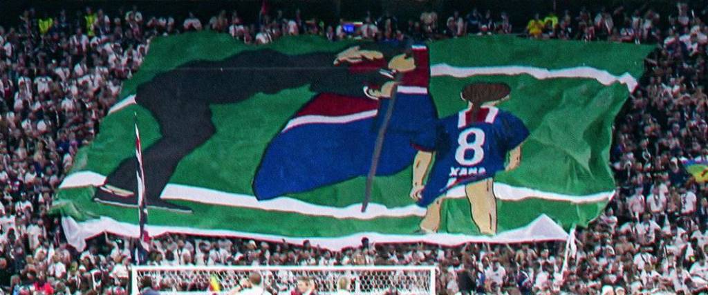 Los hinchas del PSG desplegaron una bandera gigante en honor a la hija fallecida de Luis Enrique. Los hinchas del PSG desplegaron una bandera gigante en honor a la hija fallecida de Luis Enrique.