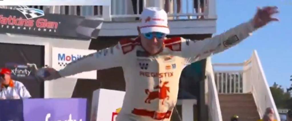 El piloto Connor Zilisch se cayó de su auto cuando festejaba un triunfo en una nueva fecha de Nascar. El piloto Connor Zilisch se cayó de su auto cuando festejaba un triunfo en una nueva fecha de Nascar.