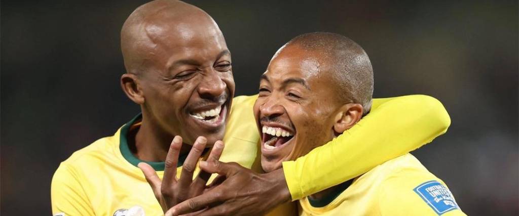 El equipo sudafricano se impuso por 3-0 a Ruanda para clasificar al Mundial después de 16 años de ausencia. El equipo sudafricano se impuso por 3-0 a Ruanda para clasificar al Mundial después de 16 años de ausencia.