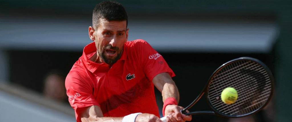El tenista serbio logró su victoria número 100 sobre tierra batida para avanzar de fase en Roland Garros. El tenista serbio logró su victoria número 100 sobre tierra batida para avanzar de fase en Roland Garros.