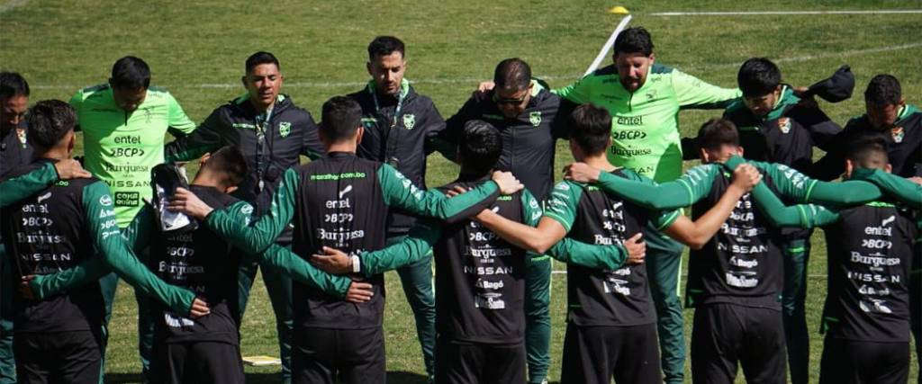 El combinado nacional inició sus entrenamientos este jueves en el complejo de Achumani del Tigre. El combinado nacional inició sus entrenamientos este jueves en el complejo de Achumani del Tigre.