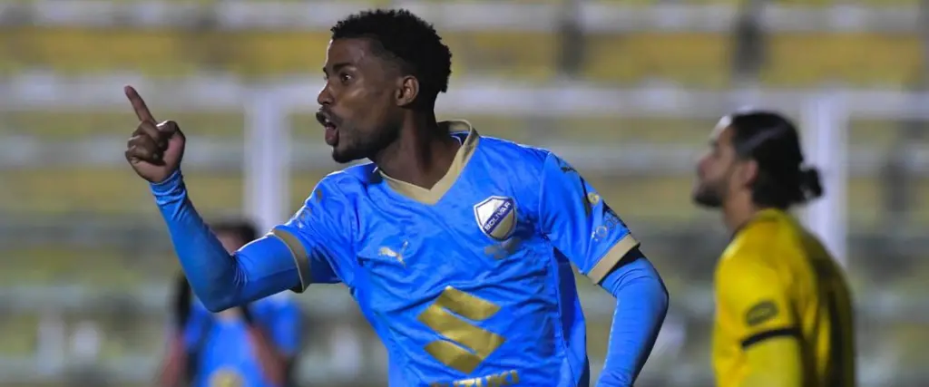 El delantero dominicano marcó tres de los cinco goles de la academia paceña ante Real Tomayapo. El delantero dominicano marcó tres de los cinco goles de la academia paceña ante Real Tomayapo.