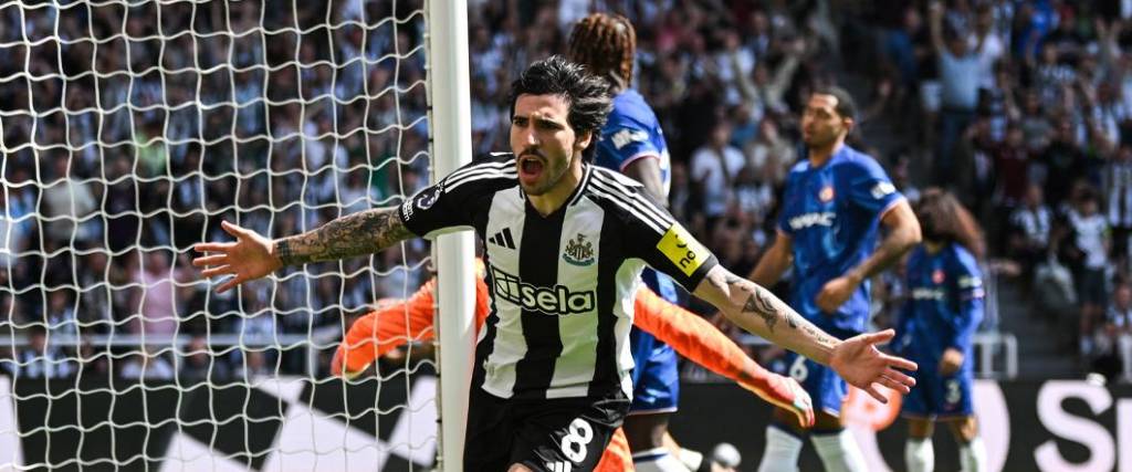 El italiano Sandro Tonali anotó uno de los goles para el triunfo del Newcastle ante Chelsea. El italiano Sandro Tonali anotó uno de los goles para el triunfo del Newcastle ante Chelsea.
