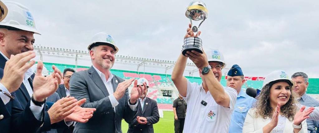 Alejandro Domínguez, presidente de Conmebol, entregó una réplica de la copa a Luis Arce Alejandro Domínguez, presidente de Conmebol, entregó una réplica de la copa a Luis Arce