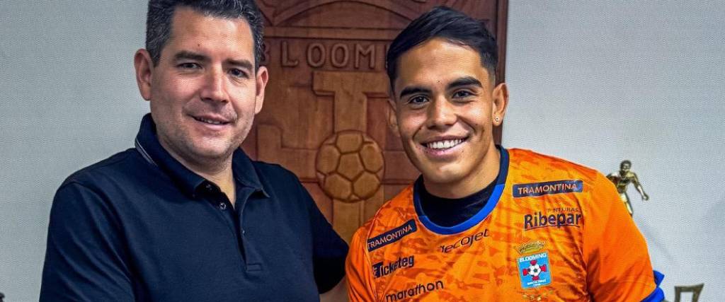 Sebastián Peña, presidente de Blooming, presentó a Adrián Pacheco como nuevo jugador de Blooming. Sebastián Peña, presidente de Blooming, presentó a Adrián Pacheco como nuevo jugador de Blooming.