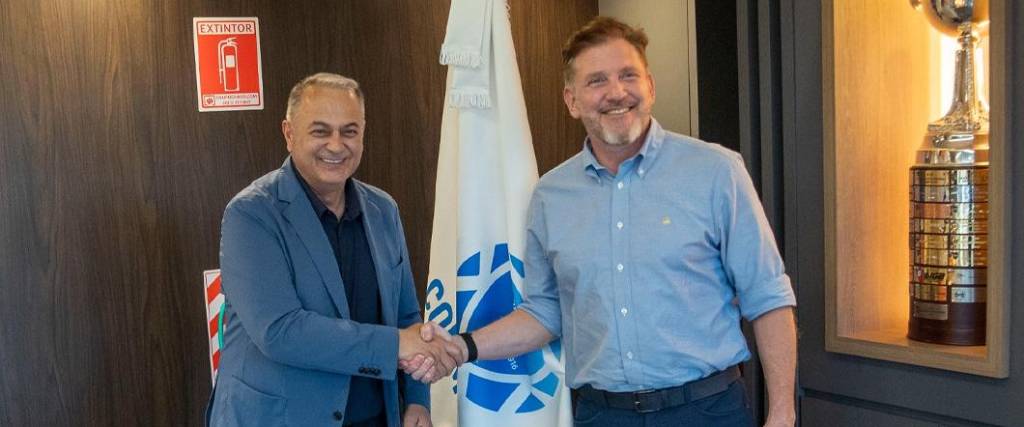 Fernando Costa visitó a Alejandro Domínguez este martes en la sede de la Conmebol, en Luque. Fernando Costa visitó a Alejandro Domínguez este martes en la sede de la Conmebol, en Luque.