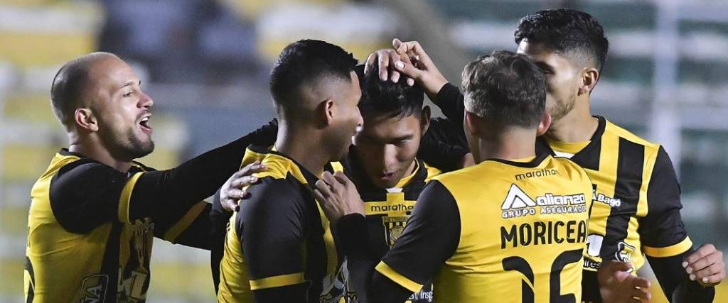 El conjunto aurinegro logró un triunfo sobre el final del compromiso ante ABB, en el Hernando Siles. El conjunto aurinegro logró un triunfo sobre el final del compromiso ante ABB, en el Hernando Siles.