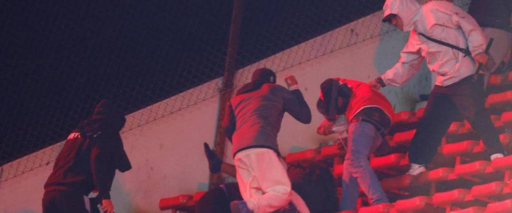 Los hinchas de Independiente y la U de Chile provocaron una batalla campal en el Libertadores de América. Los hinchas de Independiente y la U de Chile provocaron una batalla campal en el Libertadores de América.