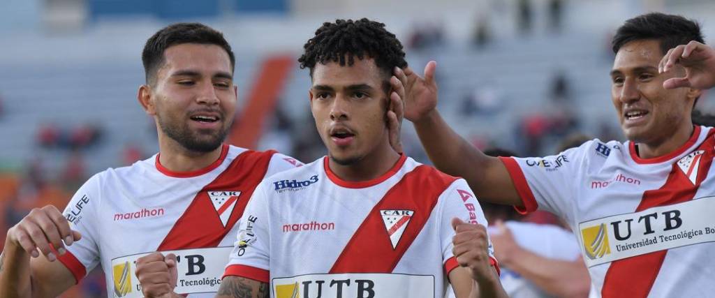 El juvenil Moisés Paniagua marcó dos goles en la victoria del conjunto millonario en Cochabamba. El juvenil Moisés Paniagua marcó dos goles en la victoria del conjunto millonario en Cochabamba.