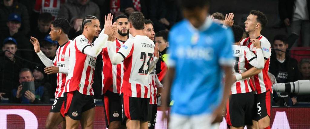El equipo neerlandés se impuso por 6-2 ante Napoli, logrando su primer triunfo en la Champions. El equipo neerlandés se impuso por 6-2 ante Napoli, logrando su primer triunfo en la Champions.