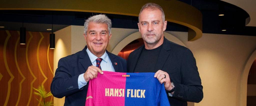 El presidente Joan Laporta y el DT Hansi Flick firmaron la renovación de contrato hasta junio de 2027. El presidente Joan Laporta y el DT Hansi Flick firmaron la renovación de contrato hasta junio de 2027.