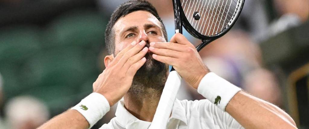 El tenista serbio inició su participación en Wimbledon con una victoria por 3-1 sobre el francés Müller. El tenista serbio inició su participación en Wimbledon con una victoria por 3-1 sobre el francés Müller.