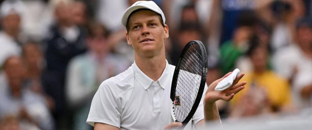 El tenista italiano logró una cómoda victoria ante el español Martínez para avanzar a octavos en Wimbledon. El tenista italiano logró una cómoda victoria ante el español Martínez para avanzar a octavos en Wimbledon.
