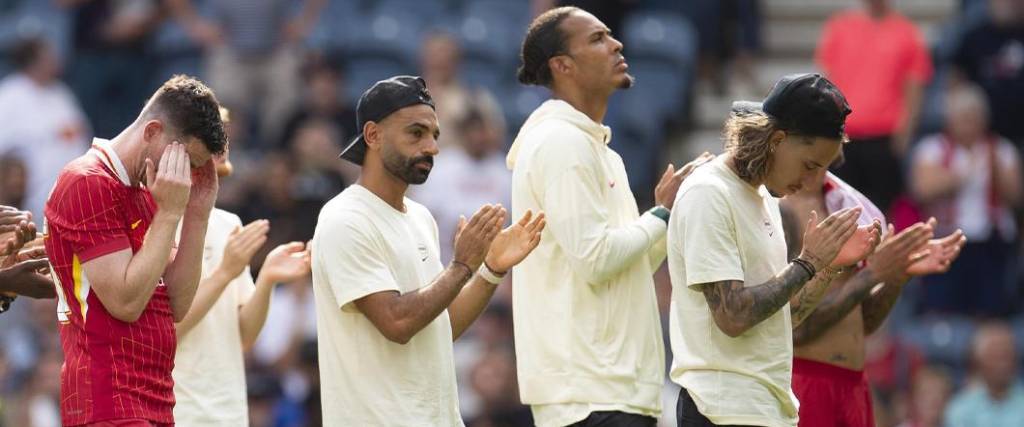 Los jugadores del Liverpool rindieron homenaje a su excompañero de equipo, que falleció en un accidente. Los jugadores del Liverpool rindieron homenaje a su excompañero de equipo, que falleció en un accidente.
