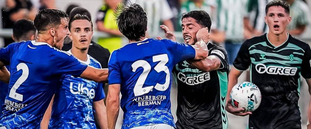 Máximo Perrone, del Como, agrede al español Pablo Fornals y genera la reacción de los demás jugadores. Máximo Perrone, del Como, agrede al español Pablo Fornals y genera la reacción de los demás jugadores.
