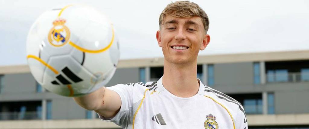 El defensor, de 20 años, fue presentado como nuevo jugador del Real Madrid. El defensor, de 20 años, fue presentado como nuevo jugador del Real Madrid.