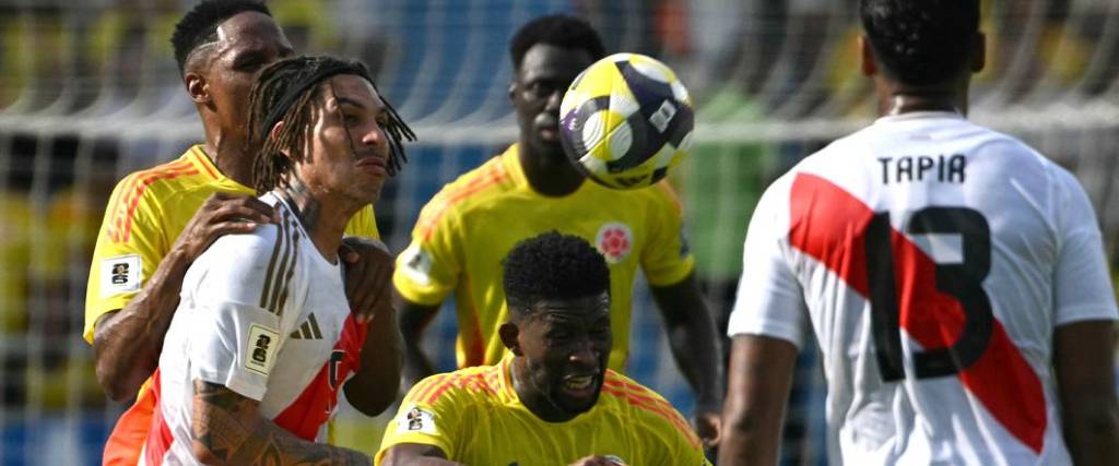 El peruano Paolo Guerrero batalló contra los defensores colombianos en el Metropolitano de Barranquilla. El peruano Paolo Guerrero batalló contra los defensores colombianos en el Metropolitano de Barranquilla.