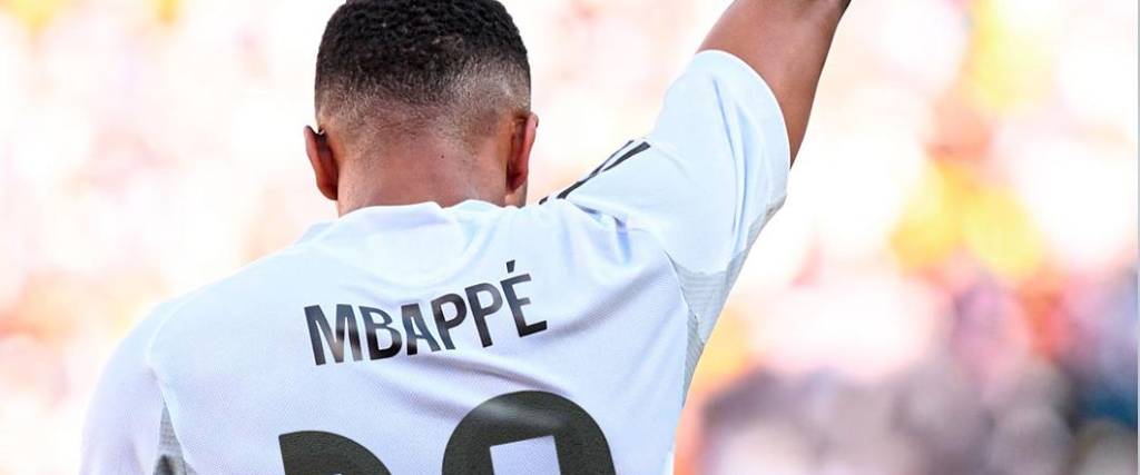 El delantero francés lucirá la camiseta número 10 del Real Madrid tras la salida del croata Luka Modric. El delantero francés lucirá la camiseta número 10 del Real Madrid tras la salida del croata Luka Modric.