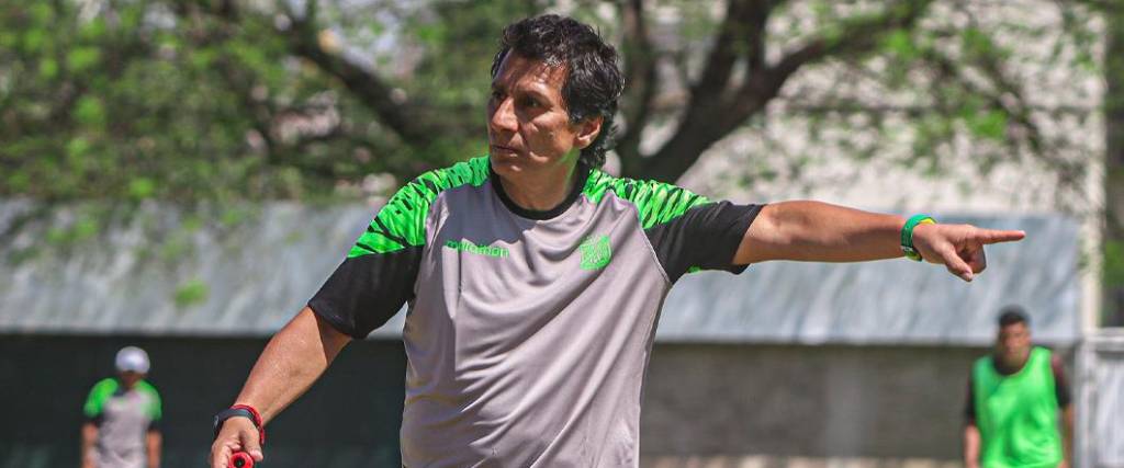 El entrenador cruceño dirigió su primera práctica en Oriente tras ser presentado el sábado. El entrenador cruceño dirigió su primera práctica en Oriente tras ser presentado el sábado.