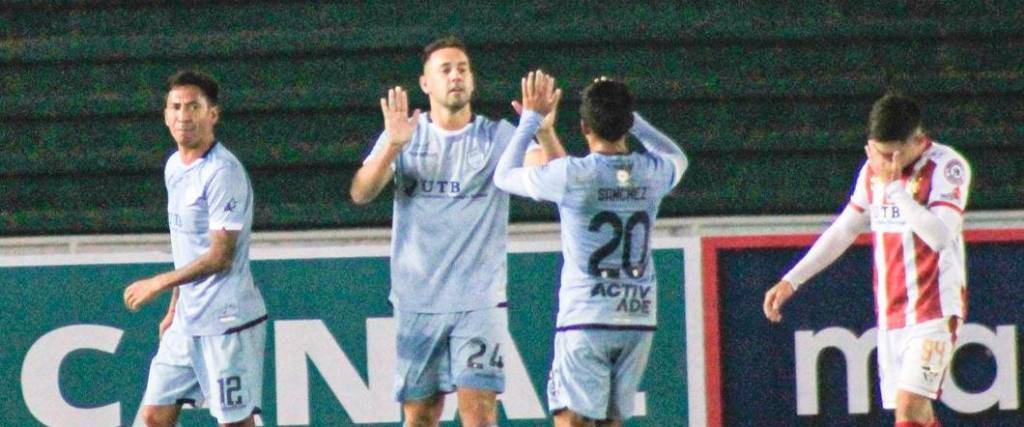El defensor paraguayo David Robles anotó el segundo tanto del cuadro cochabambino, de penal. El defensor paraguayo David Robles anotó el segundo tanto del cuadro cochabambino, de penal.