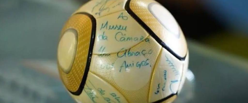 El balón robado en 2023 fue donado por el Santos a la sede del poder en Brasil. Llevaba la firma de Neymar. El balón robado en 2023 fue donado por el Santos a la sede del poder en Brasil. Llevaba la firma de Neymar.