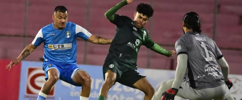El duelo entre tarijeños y cochabambinos terminó igualado 1-1 en el estadio IV Centenario de Tarija. El duelo entre tarijeños y cochabambinos terminó igualado 1-1 en el estadio IV Centenario de Tarija.