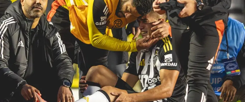 El delantero argentino terminó dejando la cancha entre lágrimas tras sufrir una grave lesión en La Paz. El delantero argentino terminó dejando la cancha entre lágrimas tras sufrir una grave lesión en La Paz.