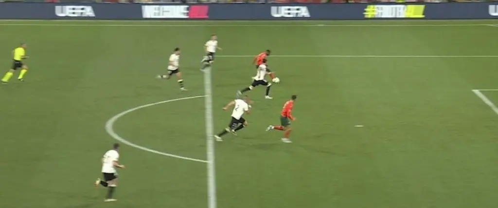 El gol que marcó Cristiano Ronaldo generó varias dudas por un posible fuera de juego en la jugada. El gol que marcó Cristiano Ronaldo generó varias dudas por un posible fuera de juego en la jugada.