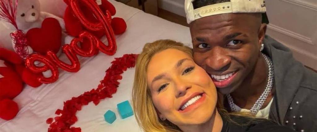 El delantero del Real Madrid hizo oficial su relación con la modelo brasileña tras la victoria en el clásico. El delantero del Real Madrid hizo oficial su relación con la modelo brasileña tras la victoria en el clásico.