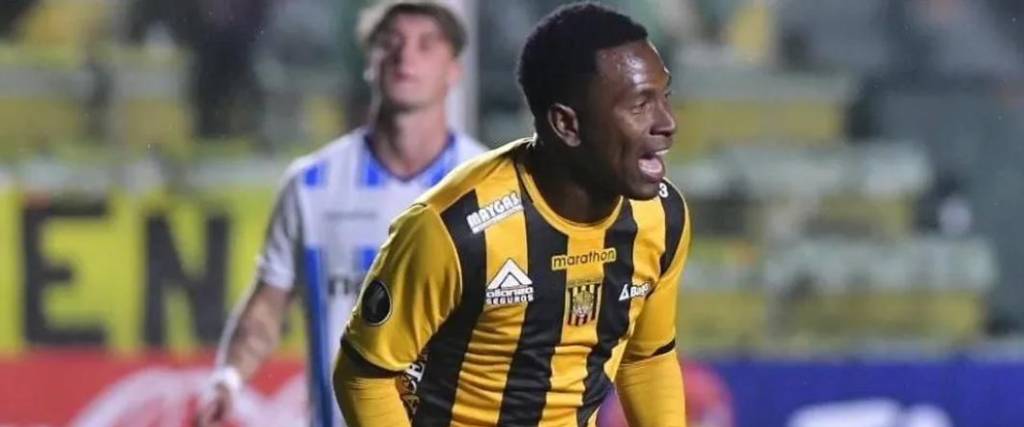El delantero ecuatoriano Brayan Angulo fue herido en el pie tras ser atacado a tiros en su país. El delantero ecuatoriano Brayan Angulo fue herido en el pie tras ser atacado a tiros en su país.